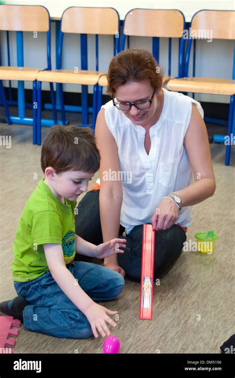 éducateur Enfant Banque De Photographies Et Dimages à Haute Résolution