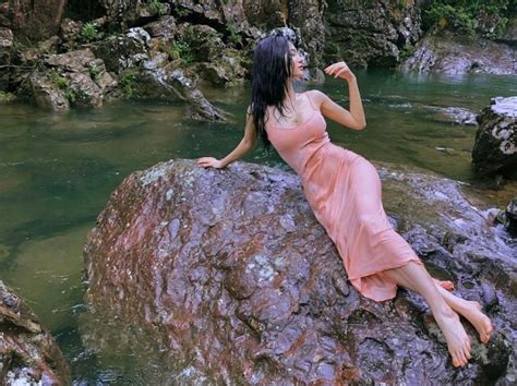 Hot trend tắm suối chưa hạ nhiệt vì các chị em khéo mặc khoe hình thể đẹp