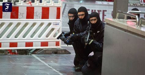 Anti Terror Übung in Frankfurt Schüsse im Nebel