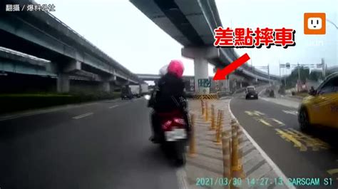 影／超危險！雙載騎士不斷逼車、急煞 時事 聯合影音