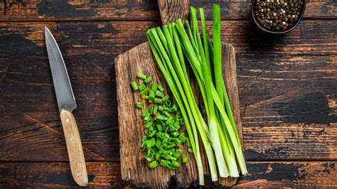 Chives Vs Scallions: What's The Difference?