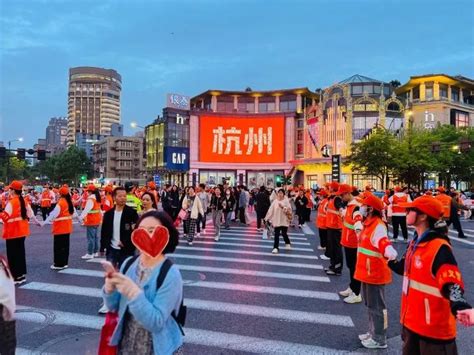 杭州西湖边“最美人墙”温暖上新志愿者杭州市新浪新闻