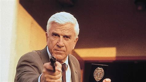 Redt Leslie Nielsen In The Naked Gun From The Files Of Police Squad De Koningin Tvgids Nl