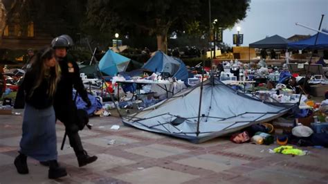 Polic A De Los Ngeles Desmantel El Campamento En La Ucla Y Arrestan A