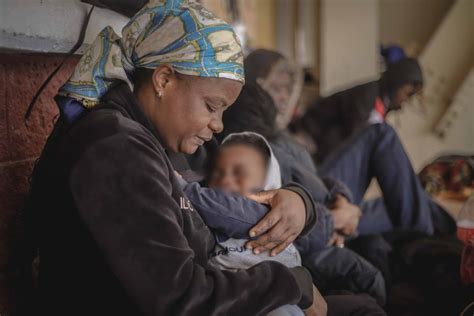 Abandonadas A Su Suerte 4 Familias De Angola Acampan En El Ceart De