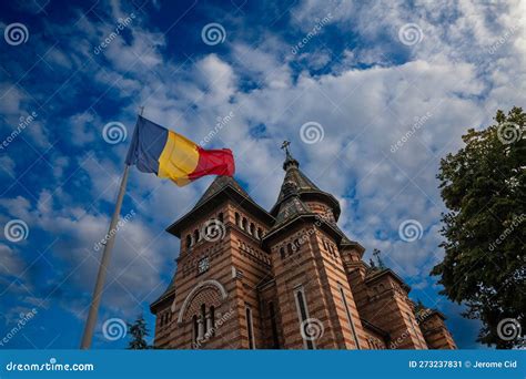 Bandera Rumana Frente A La Catedral Metropolitana De Timisoara O