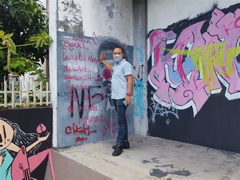 Satpol Pp Pangkalpinang Hapus Mural Wajah Mirip Presiden Jokowi