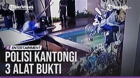 VIDEO CCTV RIZKY BILLAR LEMPAR BOLA BILIAR KE LESTI KEJORA KUATKAN