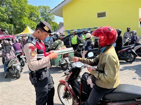 Operasi Zebra Candi Satlantas Surakarta Sosialisasikan Aturan