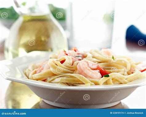 Fettuccine Alfredo Con El Camarón Foto de archivo Imagen de nadie