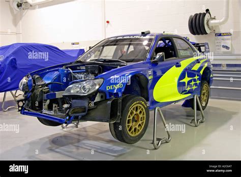 Subaru Impreza World Rally Car In Swrt Workshop Bei Prodrive Vorbereitet Stockfotografie Alamy