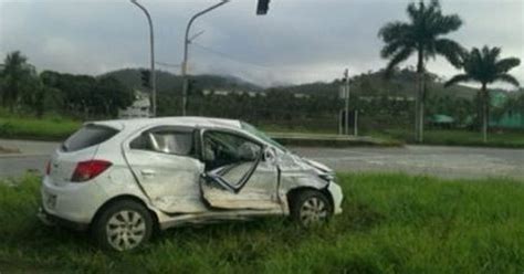 G1 Casal e dois filhos ficam feridos em acidente caminhão no ES