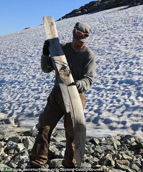 Këpucë nga Epoka e Bronzit dhe ski e vjetër 1 300 vjet shkrirja e