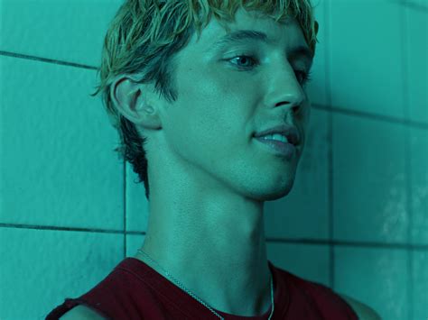 AusCAPS Troye Sivan Shirtless And Nude Dancers In Rush Music Video