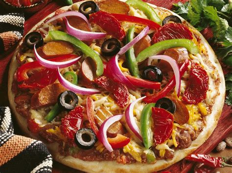 Pizza Mit Wurst Paprika Zwiebeln Und Oliven Rezept EAT SMARTER