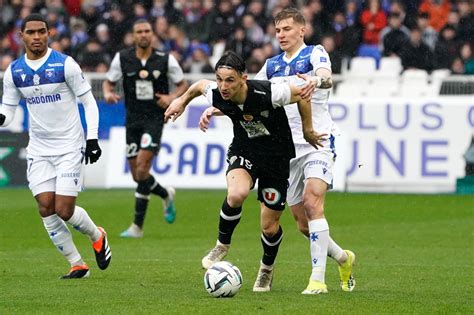 Ligue 2 J24 En Infériorité Numérique Auxerre Arrache La Place De