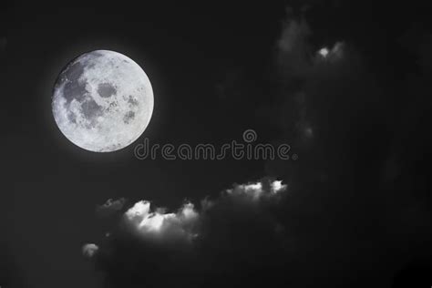 Volle Maan Met Zwart Witte Hemelachtergrond Stock Afbeelding Image Of