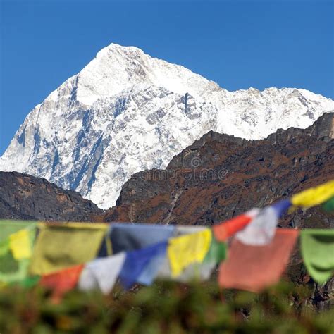 Soporte Makalu Con Las Banderas Budistas Del Rezo Nepal Imagen De