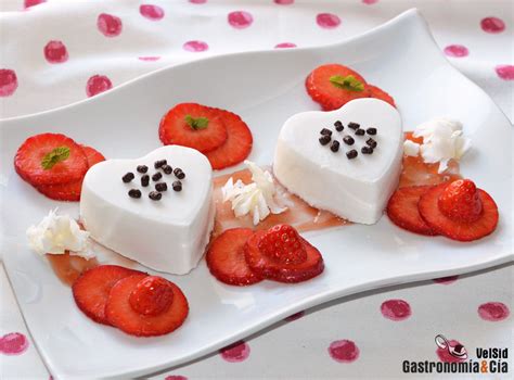 Panna Cotta De Coco Con Fresas Al Oporto Un Postre Ideal Para Celebrar