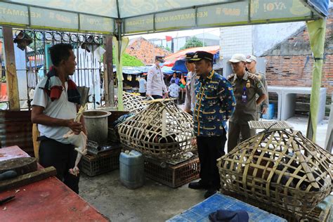 Pj Puji Kreativitas Pedagang Dalam Menata Lapaknya Di Pasar Anyar