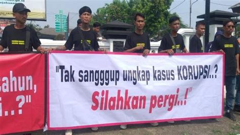 Massa LSM Dan Ormas Geruduk Kajari Karawang Tuntut Tuntaskan Kasus Korupsi