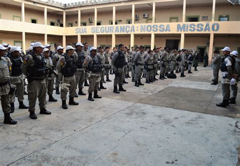 Militares embarcam para reforçar o policiamento durante o carnaval no