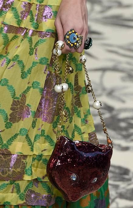 Gucci Le Mappe I Motivi Che Si Incrociano E Il Nude Look Delle Hipster Corriere It