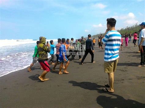 Ayah Dan Anak Digulung Ombak Pantai Laguna Lembupurwo Kebumen Ekspres