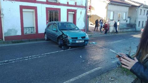 Un Veh Culo Se Sale De La Calzada Y Choca Contra Un Muro En Valdesoto