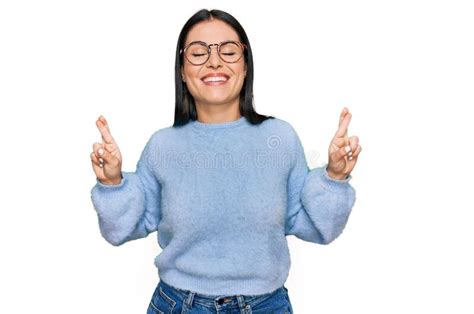 Joven Hispana Con Ropa Informal Y Gafas Haciendo Gestos Con El Dedo