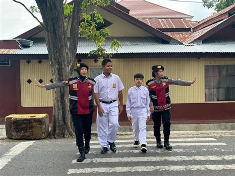 Humanis Gatur Polwan Samapta Polda Gorontalo Bantu Pelajar Menyeberang