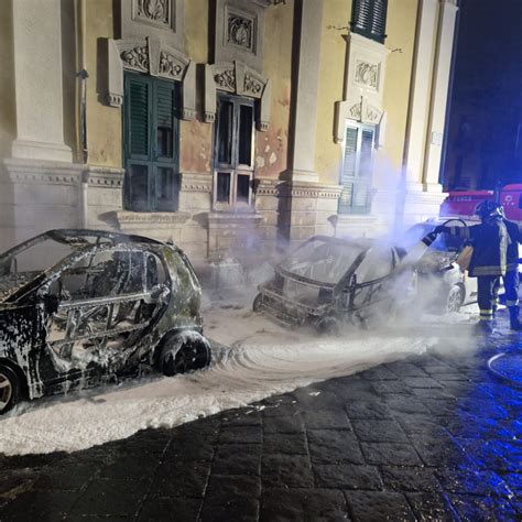 Messina Incendio Nella Notte E Sei Auto Distrutte Indagini Giornale