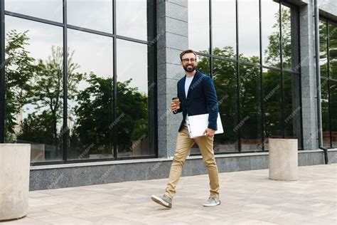 Premium Photo Portrait Of Successful Businessman Wearing Eyeglasses