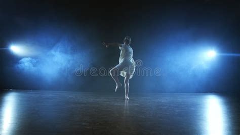 Danseuse De Ballet Moderne Nue Nue Couchée Sur Le Sol Faisant Des Spins