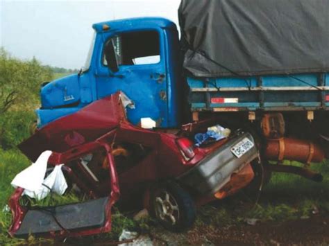 Colisão entre carro e caminhão deixa dois mortos e um ferido na MS 256