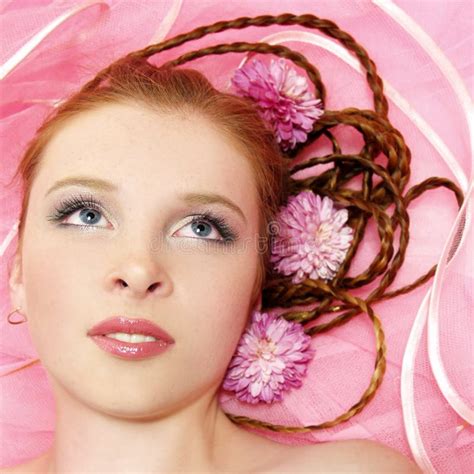 Belle Fille Avec Des Fleurs Sur Son Cheveu Photo Stock Image Du Yeux