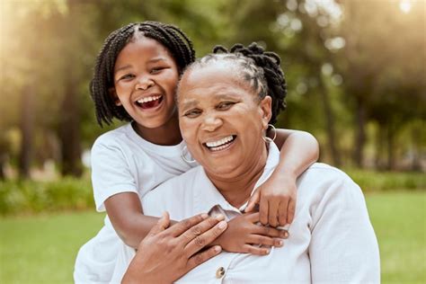 Abuela feliz en el parque del jardín con retrato de niña de niño