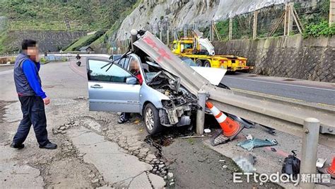 快訊／瑞芳台2線轎車自撞 車頭「慘被護欄劈開」1人受傷送醫 Ettoday社會新聞 Ettoday新聞雲