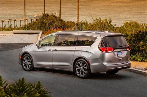 2017 Chrysler Pacifica Review