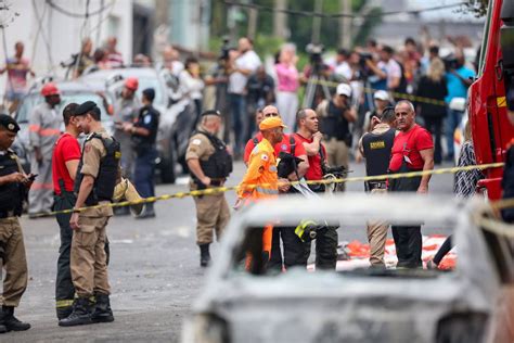 Mueren tres personas por la caída de una avioneta en un barrio