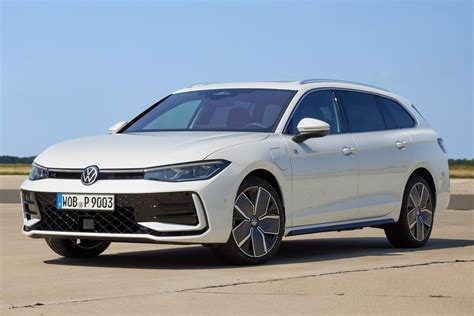 2024 Volkswagen Passat Variant Pictures