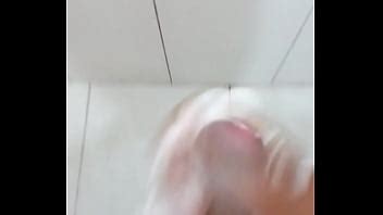 masturbarse en el baño XVIDEOS