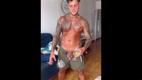 一边撒尿一边抽烟 Pornhub Gay