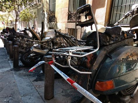 Ocho Motos Calcinadas Y Cristales Rotos Por Un Incendio En Tesoro