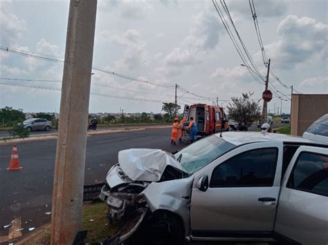 Carro Bate Em Poste De Energia El Trica Em Uberl Ndia Di Rio De