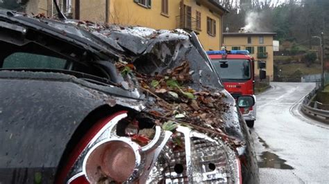 Cadegliano Viconago Dopo La Frana La Strada Provinciale Chiusa A