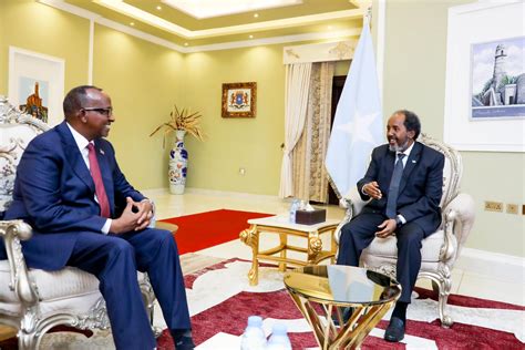 MADAXWEYNE SHEEKH OO MADAXTOOYADA QARANKA KU QAABILAY WASIIRKA DIFAACA