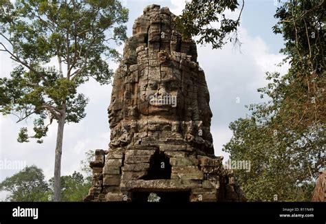 Angkor Thom Bayon Face Tower Stock Photo Alamy