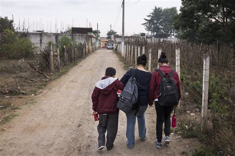 Pobreza violencia y estigmas marcan a los niños migrantes retornados a