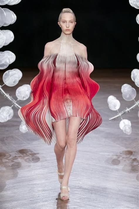 Retrouvez Les Photos Du D Fil Iris Van Herpen Couture Automne Hiver